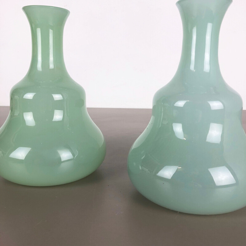 Coppia di vasi vintage in vetro opalino di Murano di Gino Cenedese 1960