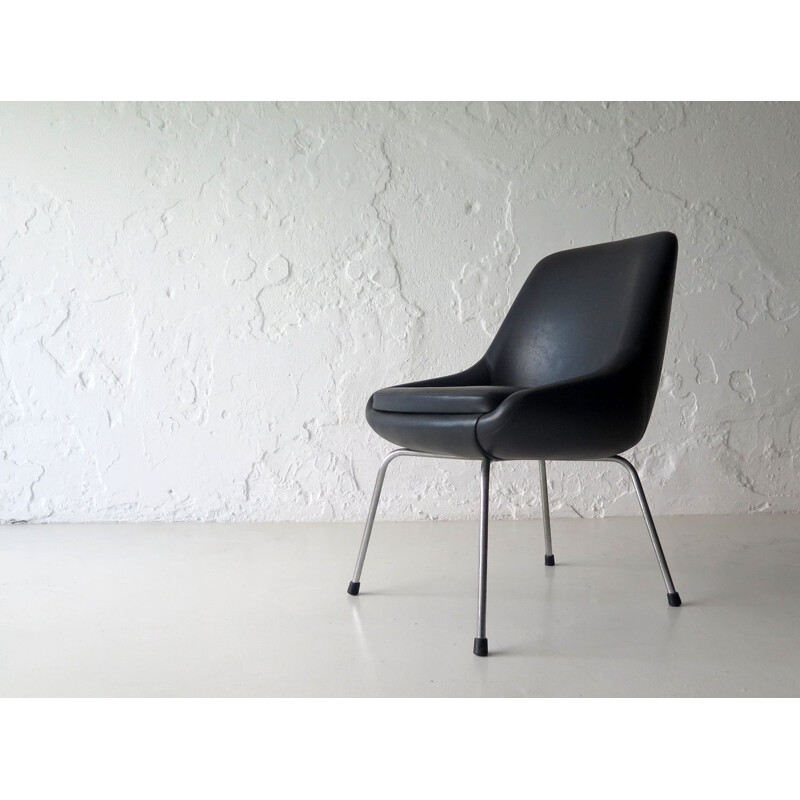 Fauteuil vintage à piétement noir et métal 1960