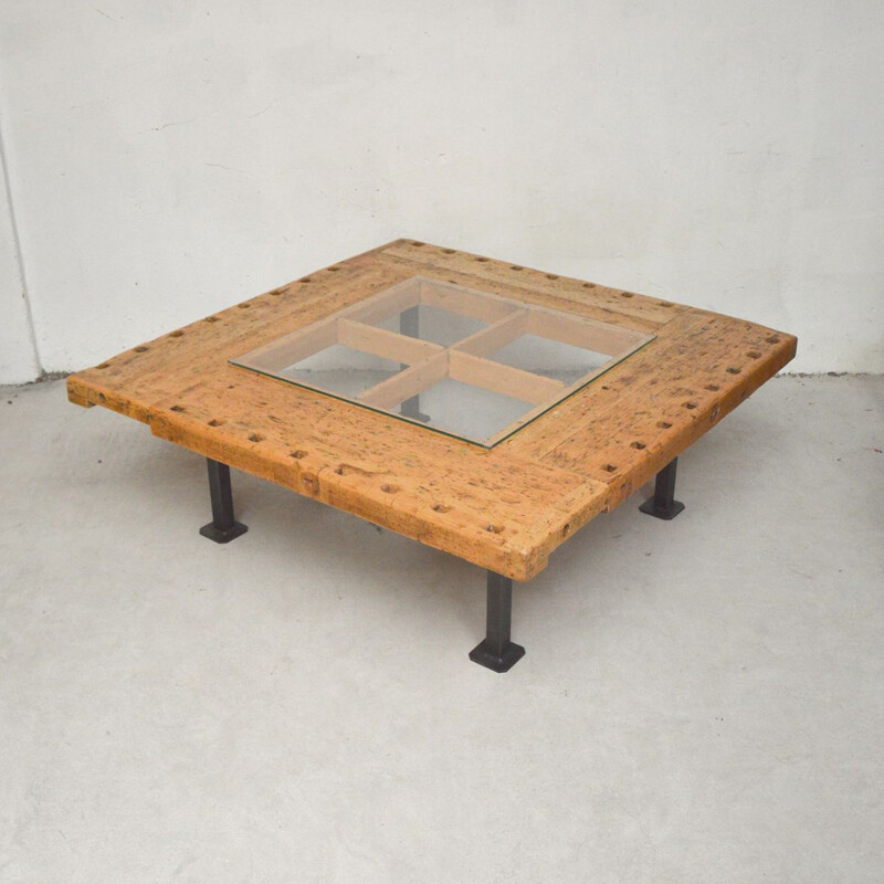 Table basse vintage en bois massif et acier noir