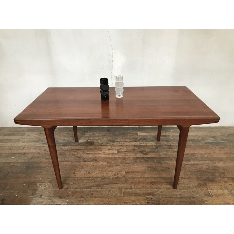 Table vintage en teck pieds fuseaux scandinave 1950