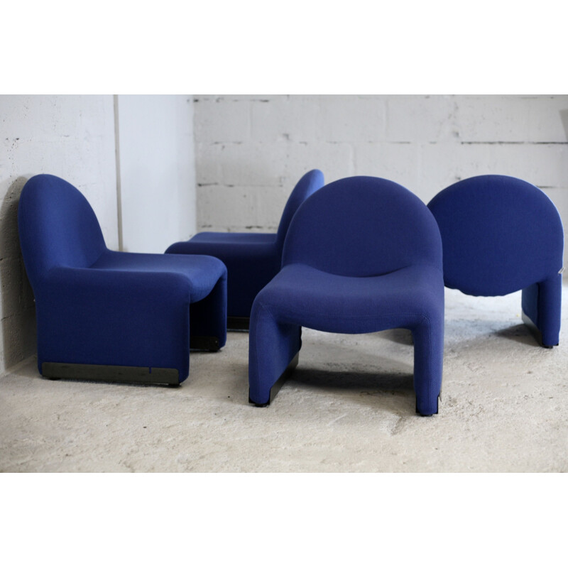 Set di 4 sedie vintage in schiuma e tappezzeria blu 1970
