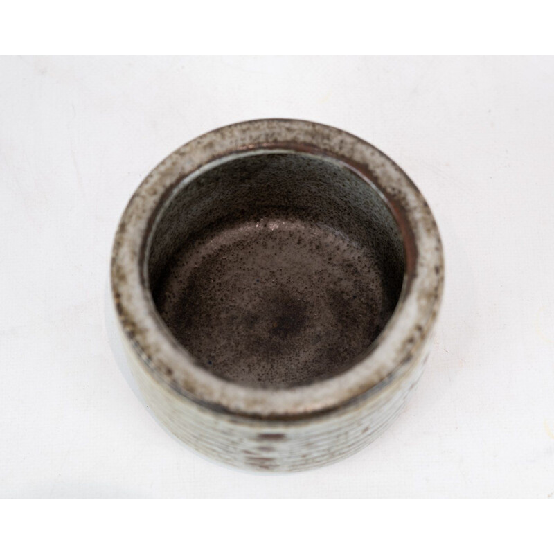 Tarro pequeño de cerámica vintage en colores oscuros de Saxbo