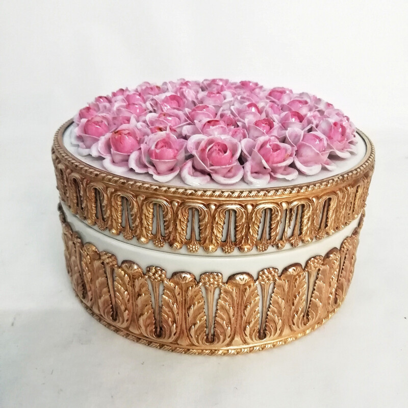 Caja vintage de porcelana y latón