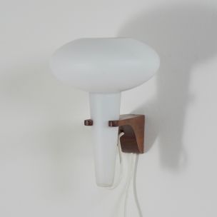 Lampada da parete a fungo vintage in teak e vetro bianco di Artimeta, 1960
