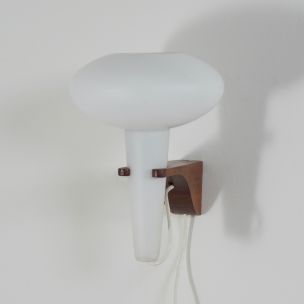 Lampe murale vintage champignon en teck et verre blanc par Artimeta, 1960