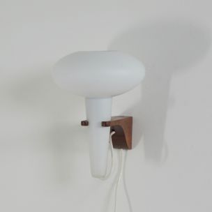 Lampe murale vintage champignon en teck et verre blanc par Artimeta, 1960