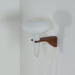 Lampada da parete a fungo vintage in teak e vetro bianco di Artimeta, 1960