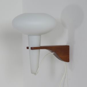 Lampada da parete a fungo vintage in teak e vetro bianco di Artimeta, 1960