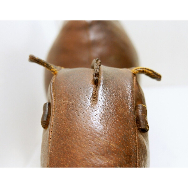 Repose-pieds vintage 'Snooty' en cuir camel par Dimitri Omersa 1965