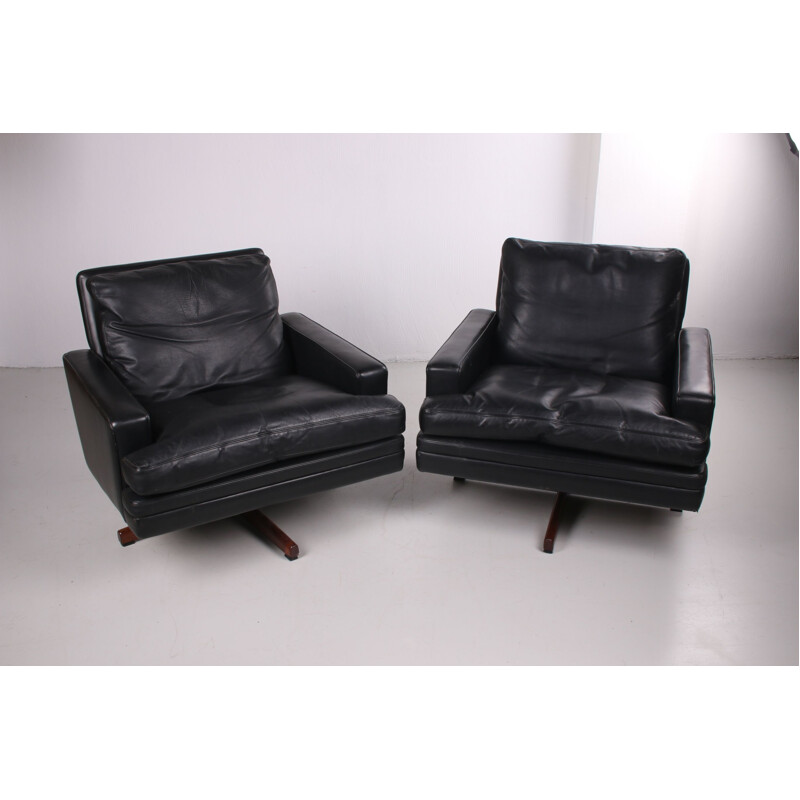 Pair of vintage leather swivel lounge armchairs, model 807 1960, by Fredrik A. Kayser 1960