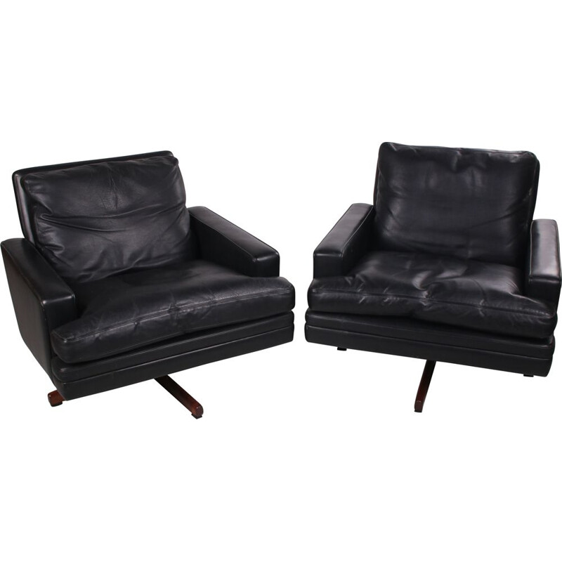 Pair of vintage leather swivel lounge armchairs, model 807 1960, by Fredrik A. Kayser 1960