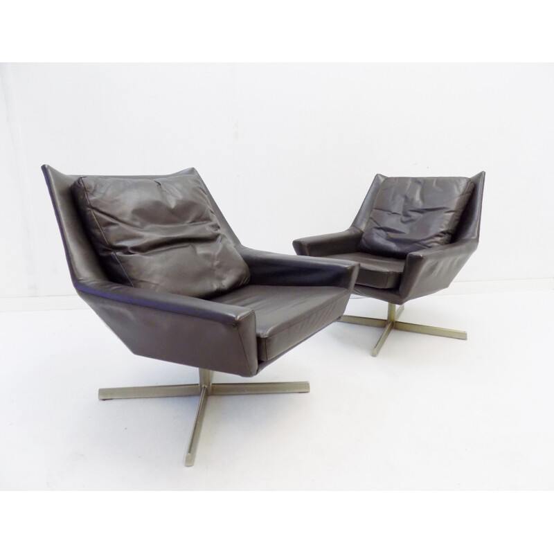 Pair of vintage brown leather lounge armchairs by W.Knoll 1960