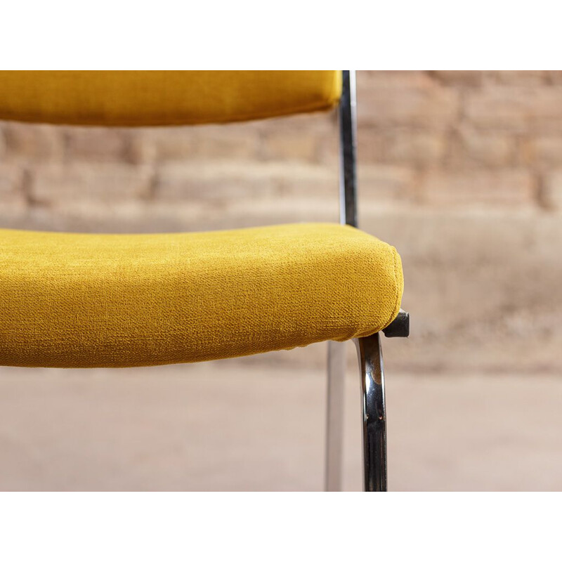 Lot de 4 chaises vintage sur piétements chromés, assises et dossiers en tissu jaune ocre 1960
