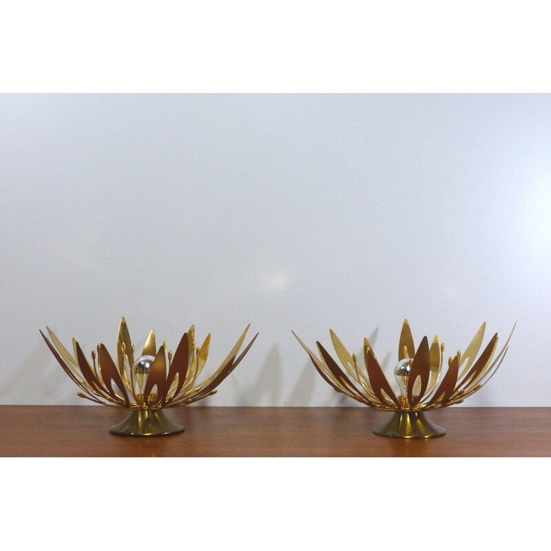 Par de arandelas de metal dourado e flores de latão, 1970