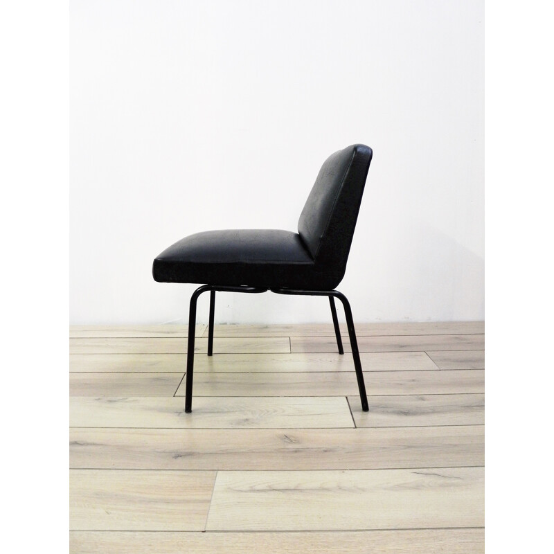 Suite de 3 chaises Meurop en simili cuir noir, Pierre GUARICHE - 1960