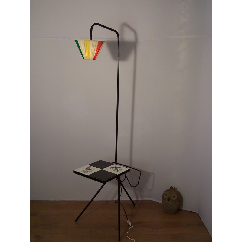 Lampadaire tripode en métal avec porte-revues et tablettes - 1950 