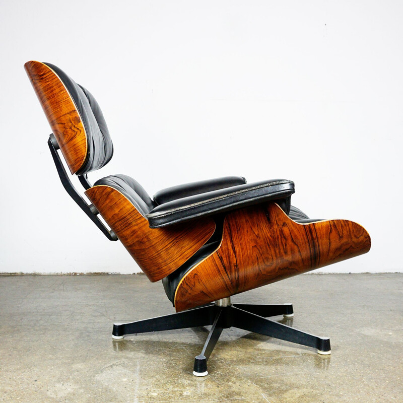 Fauteuil lounge vintage Eames en palissandre et cuir noir 1960