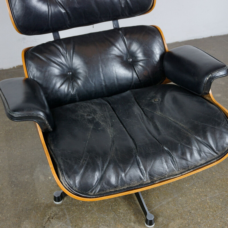 Vintage Eames Lounge Chair in Rosewood and black Leather 1960s