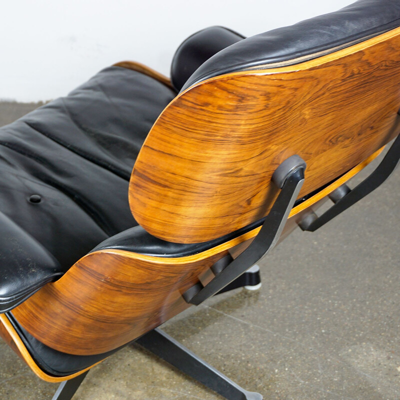 Vintage Eames Lounge Chair in Rosewood and black Leather 1960s