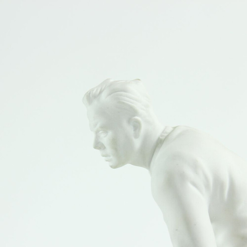 Statue vintage en céramique d'un joueur de hockey en porcelaine blanche Royal Dux 1947