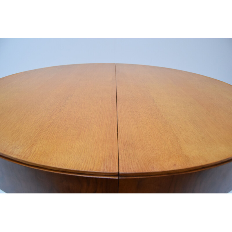 Tavolo rotondo pieghevole in legno vintage di Jindrich Halabala, Cecoslovacchia 1950