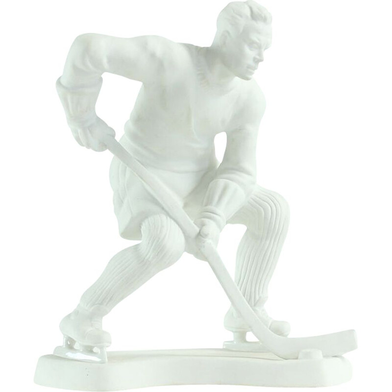 Statue vintage en céramique d'un joueur de hockey en porcelaine blanche Royal Dux 1947
