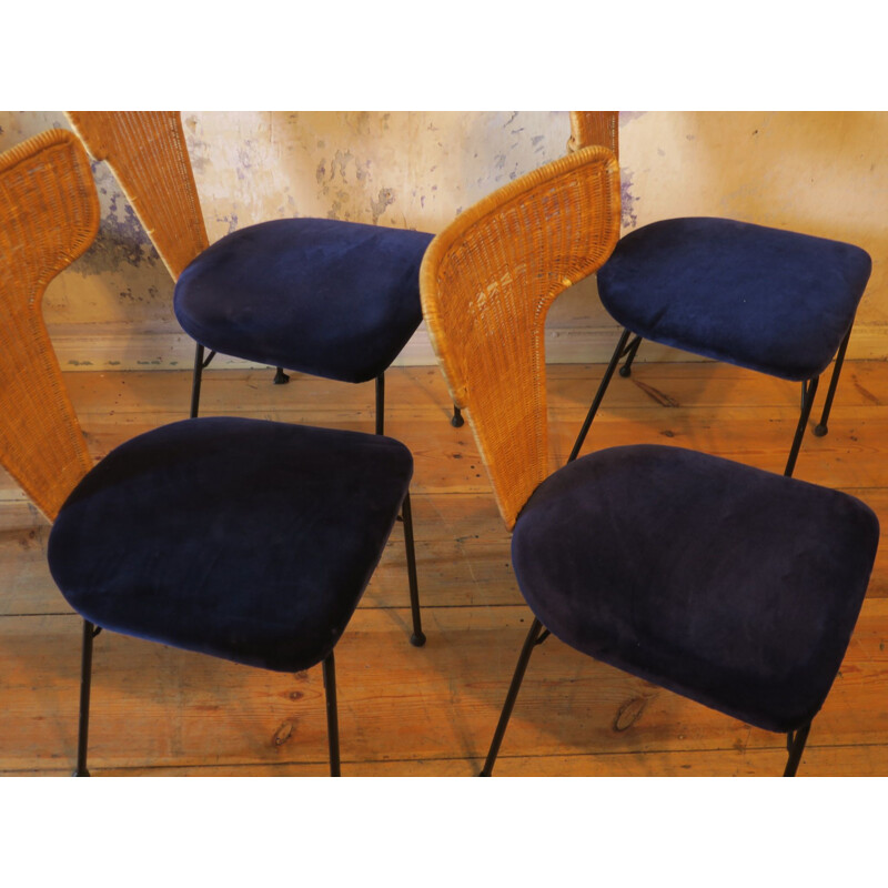 Ensemble de 4 chaises vintage en rotin black métal et velours bleu, Italie 1950