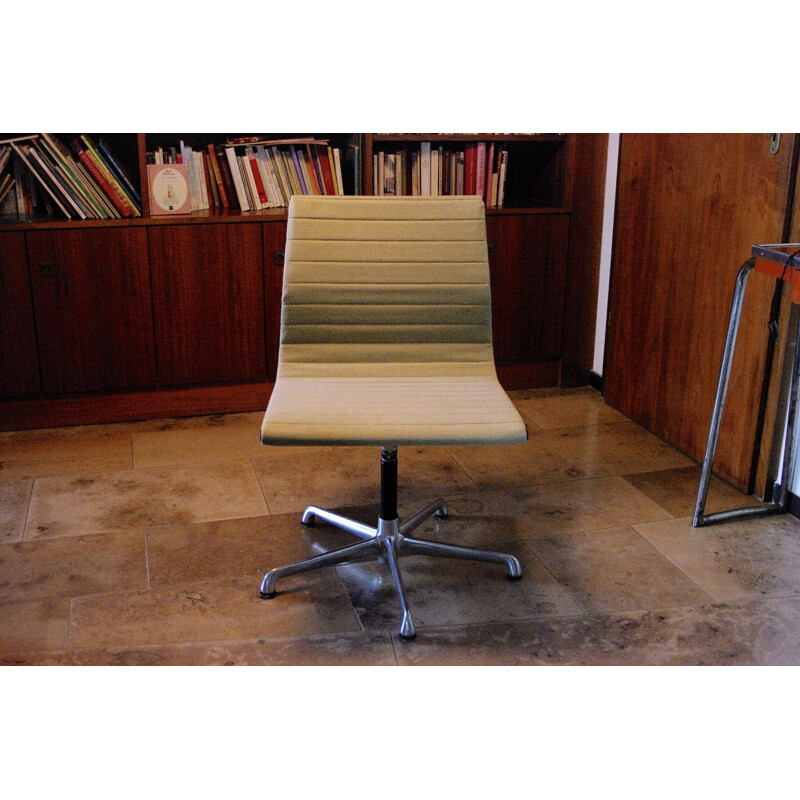 Vintage Charles & Ray Eames office chair Italy