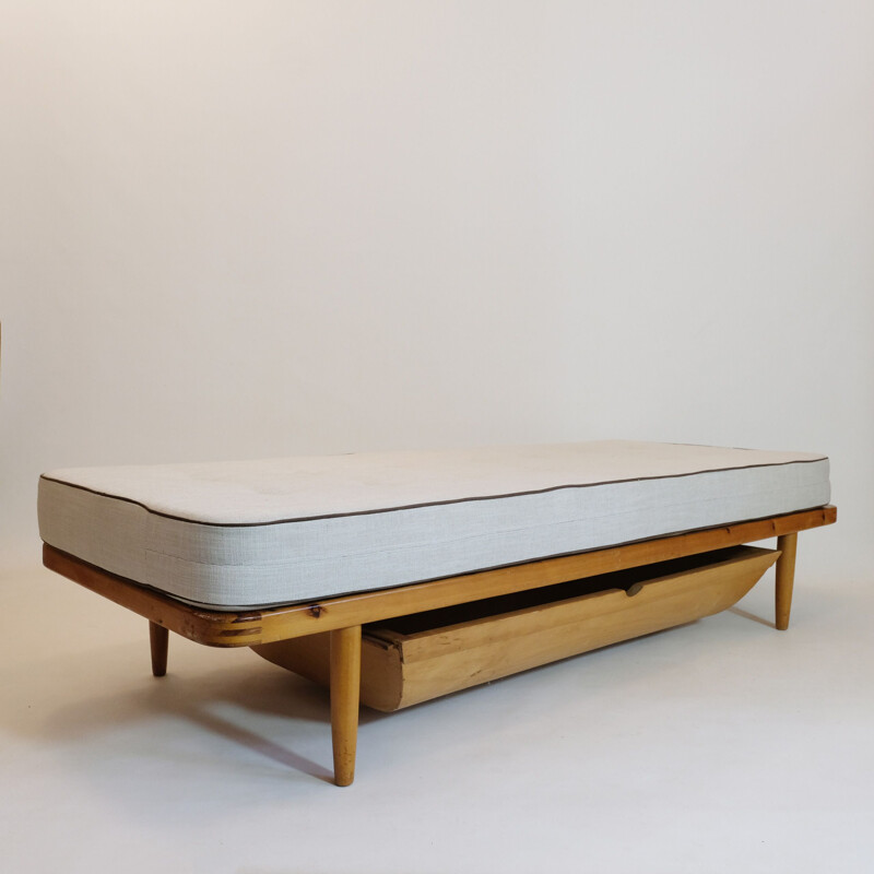 Vintage daybed in solid pine, Danish 1950s