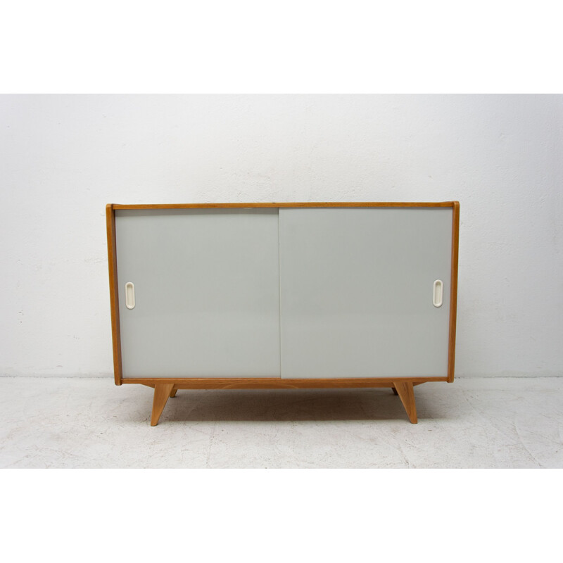 Credenza vintage in faggio U-452 di Jiří Jiroutek, Cecoslovacchia 1960