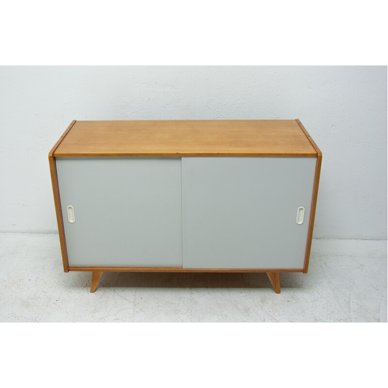 Credenza vintage in faggio U-452 di Jiří Jiroutek, Cecoslovacchia 1960