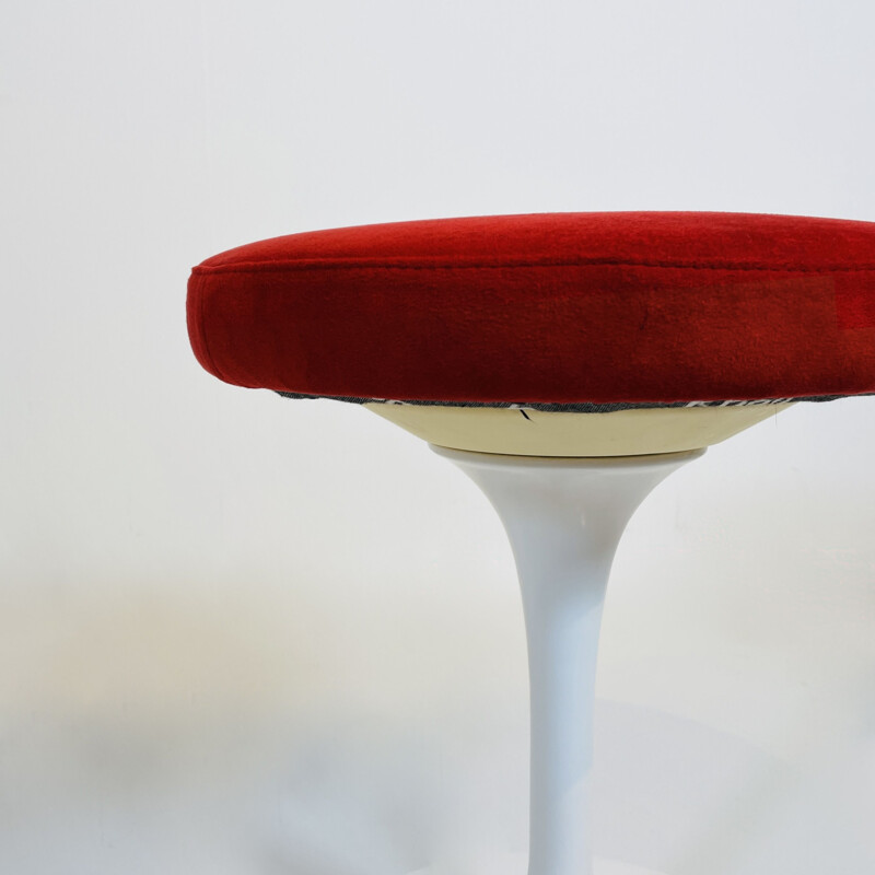 Vintage "Tulip" swivel stool in red alcantara by Eero Saarinen for Knoll International