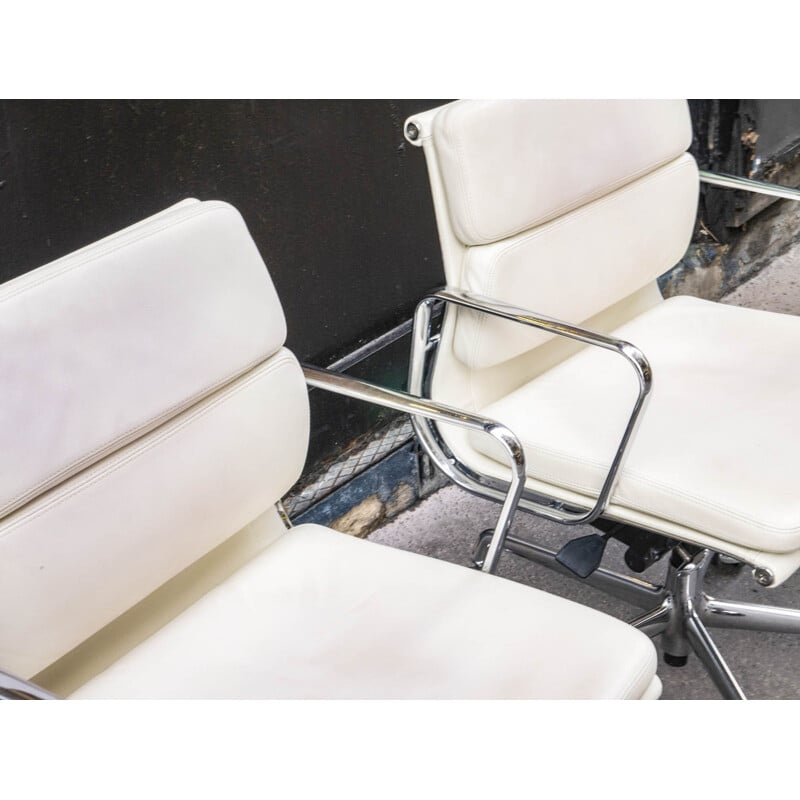 Paire de fauteuils vintage Soft Pad blanc de Charles & Ray Eames