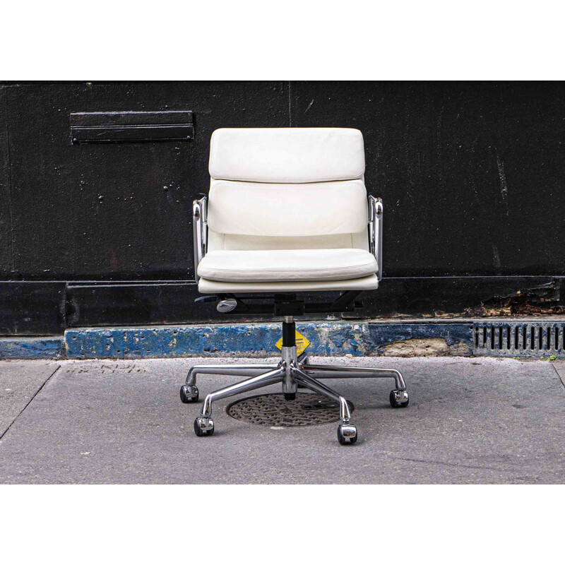 Fauteuil vintage Soft Pad blanc par Charles & Ray Eames