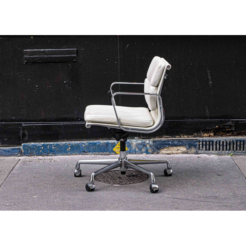Fauteuil vintage Soft Pad blanc par Charles & Ray Eames