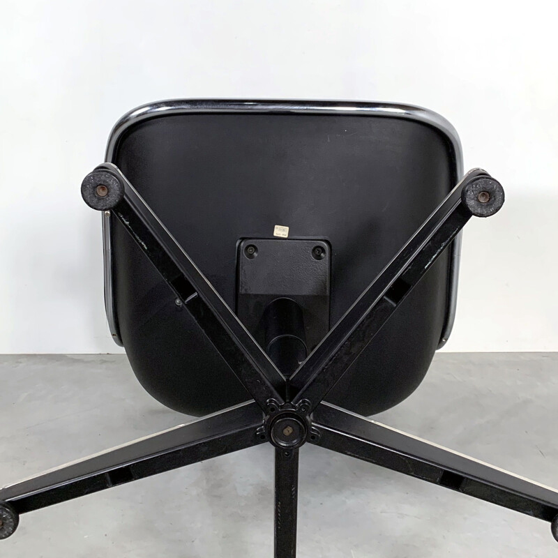 Chaise de bureau vintage en cuir noir par Charles Pollock pour Knoll 1970s