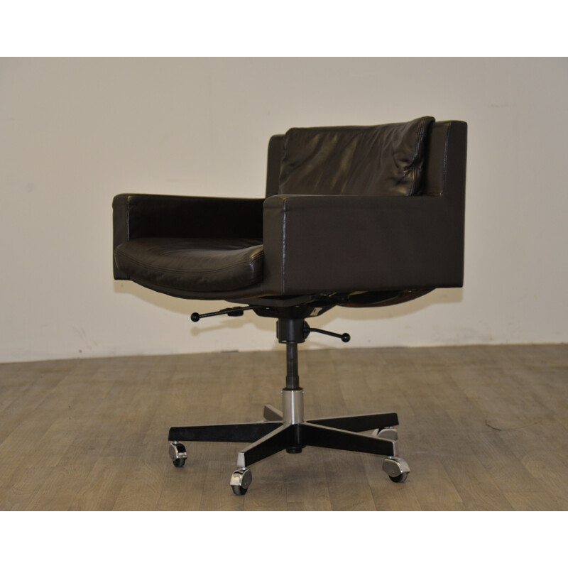 De Sede swivel lounge chair in black aniline leather and wood, Robert HAUSSMANN - 1950s