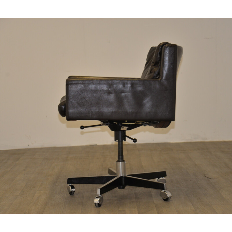 De Sede swivel lounge chair in black aniline leather and wood, Robert HAUSSMANN - 1950s