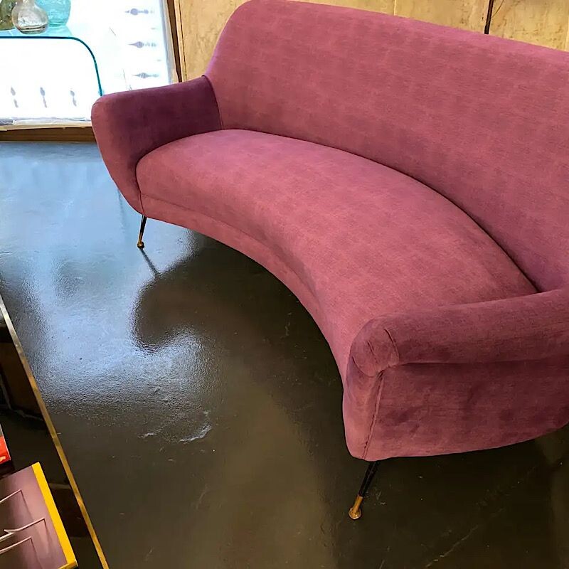 Modernes, geschwungenes Vintage-Sofa aus purpurrotem Samt und Messing, Italien 1960