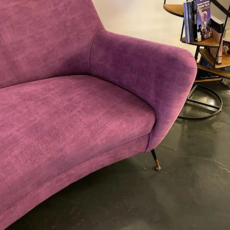 Modernes, geschwungenes Vintage-Sofa aus purpurrotem Samt und Messing, Italien 1960