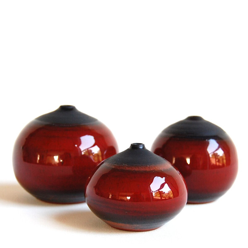 Set of 3 vintage red and black miniature ceramics by Antonio Lampecco