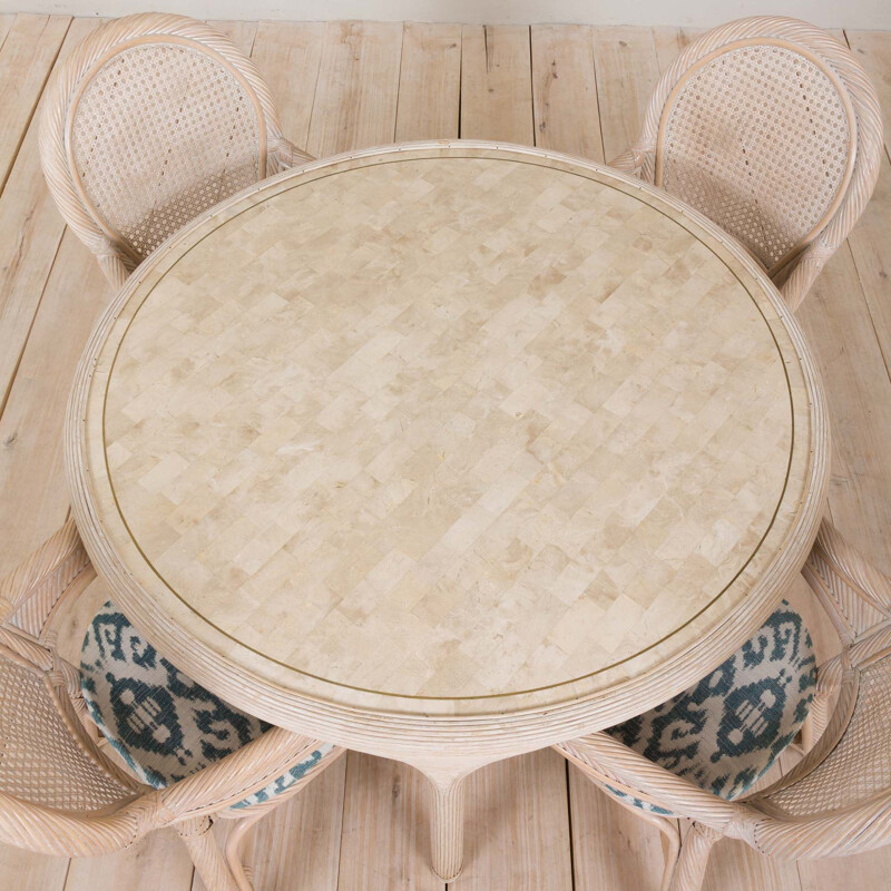 Conjunto de mesa de cana e palheta Vintage com mesa redonda de mármore falso e 4 cadeiras de rotim, 1980