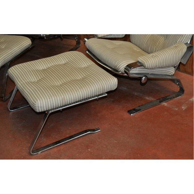 Paire de fauteuils acier chromé et leurs repose-pieds - 1970
