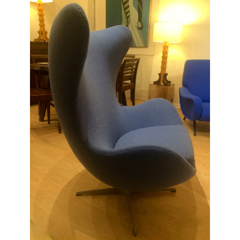 Fritz Hansen "Egg" armchair in blue fabric, Arne JACOBSEN  - 1960s