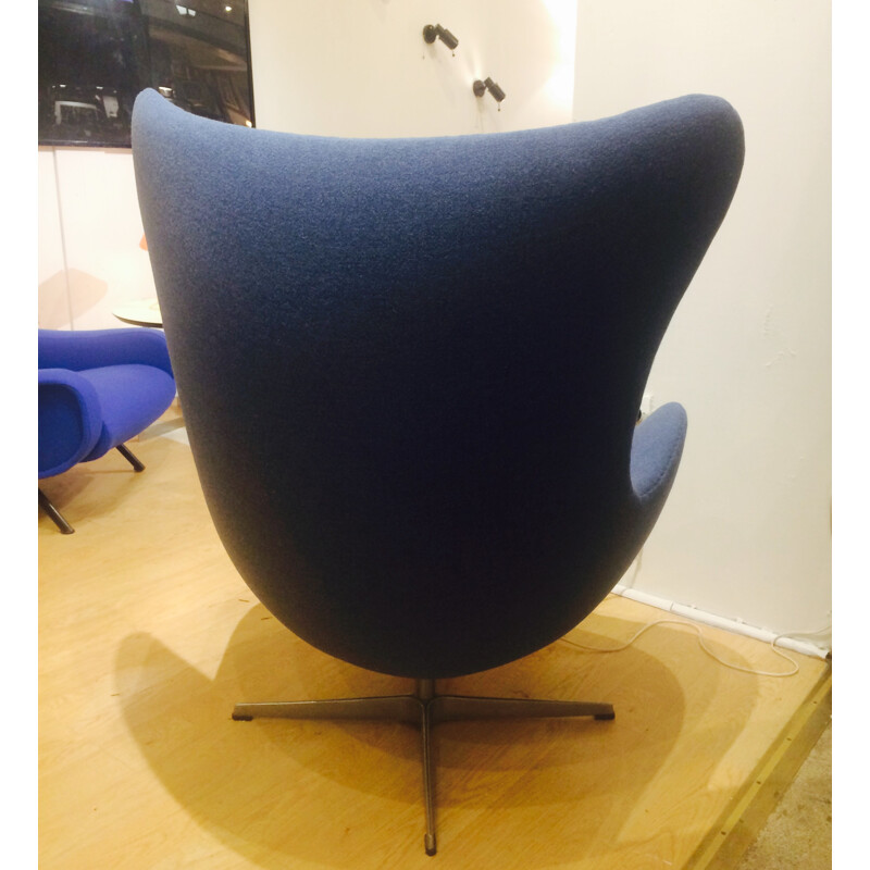 Fritz Hansen "Egg" armchair in blue fabric, Arne JACOBSEN  - 1960s