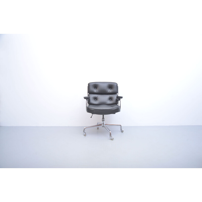 Vintage lobby chair ES104