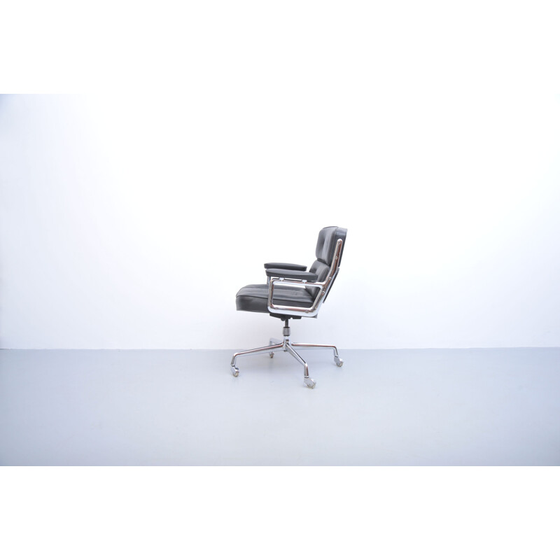 Vintage lobby chair ES104