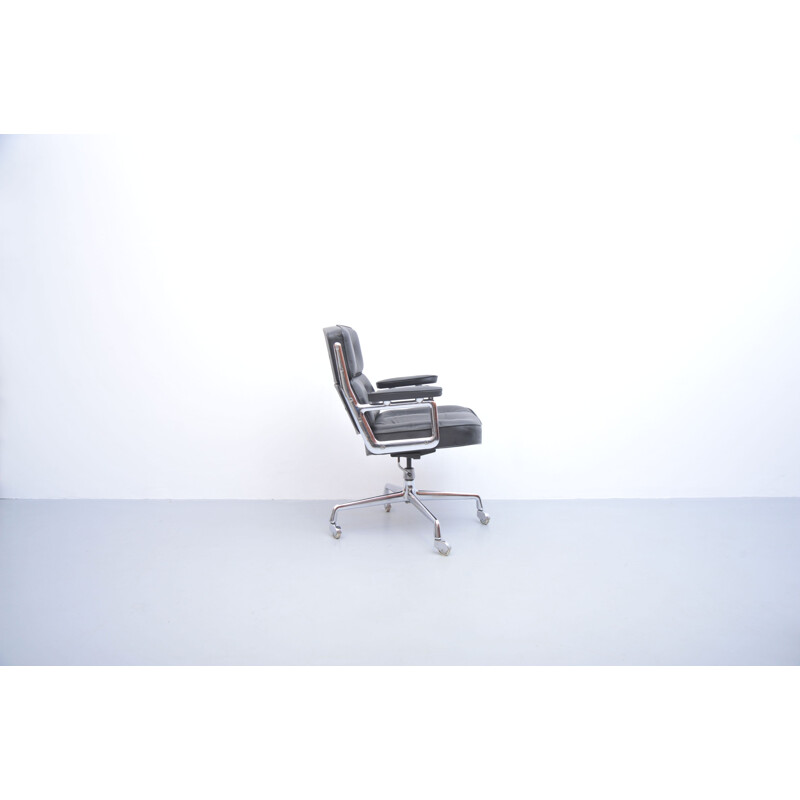 Vintage lobby chair ES104