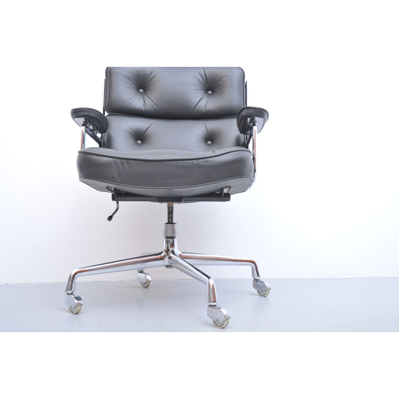 Vintage lobby chair ES104