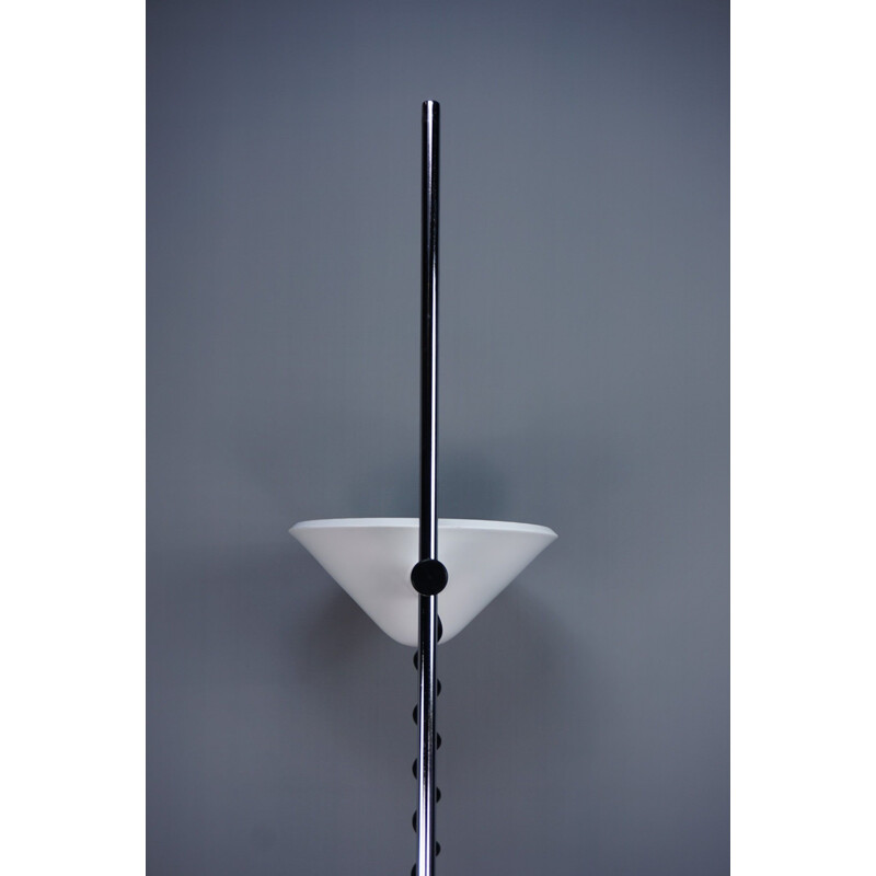 Vintage floor lamp in white lacquered metal by Mauro Marzollo Adjustable height, Italy 1970